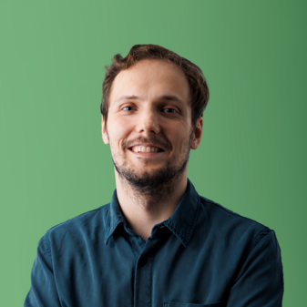 Foto von Testimonial Maurycy mit grünem Hintergrund.