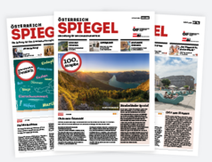 Drei Ausgaben des Österreich Spiegels mit hellem Hintergrund.