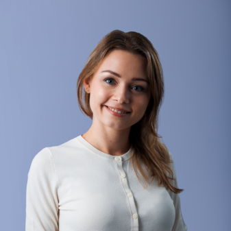 Foto von Testimonial Maria mit blauem Hintergrund.