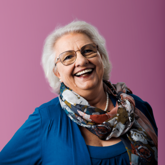 Foto von Testimonial Margit mit rosa Hintergrund.