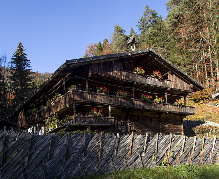 Holzhaus mit Hausglocke