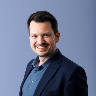 Foto von Testimonial Konstantin mit blauem Hintergrund.