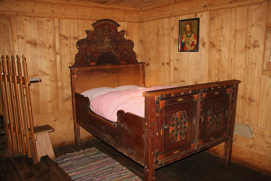 Ein großer Holzbett.