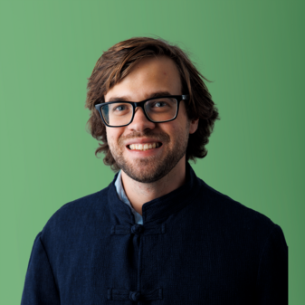 Foto von Testimonial Linus mit grünem Hintergrund.