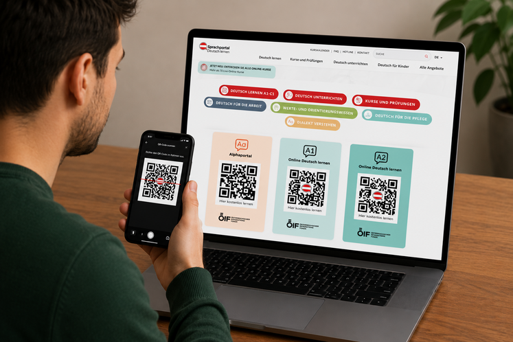 Ein Mann sitzt vor seinem Laptop und scannt die QR Codes am Sprachportal